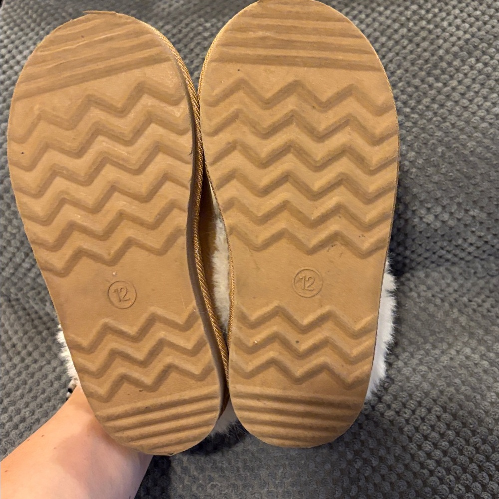 Girls Cat & Jack Fur-Lined Slippers - Picture 9 of 16